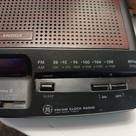 Vintage General Electric (GE) Clock Radio - Picture 2 of 8